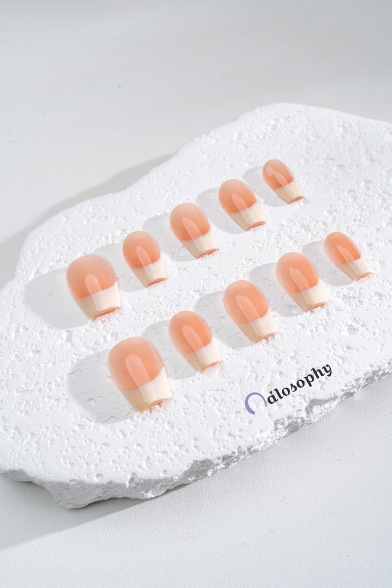 Nailosophy أظافر جل مصنوعة يدويًا قابلة للتثبيت كلاسيكية بلون نود وأبيض مع طرف فرنسي | شكل مربع - Image 1